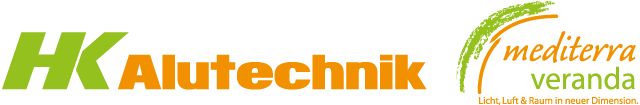 Logo mit „HK Alutechnik“ in grüner und orangefarbener Schrift. Daneben steht „mediterra veranda“ mit „mediterra“ in grüner Kursivschrift und „veranda“ in Orange. Über „mediterra“ ist ein stilisierter orange-grüner Bogen. Darunter steht der Text: „UŻYTKUJ I KUPUJ W ZGODZIE Z NATURA.